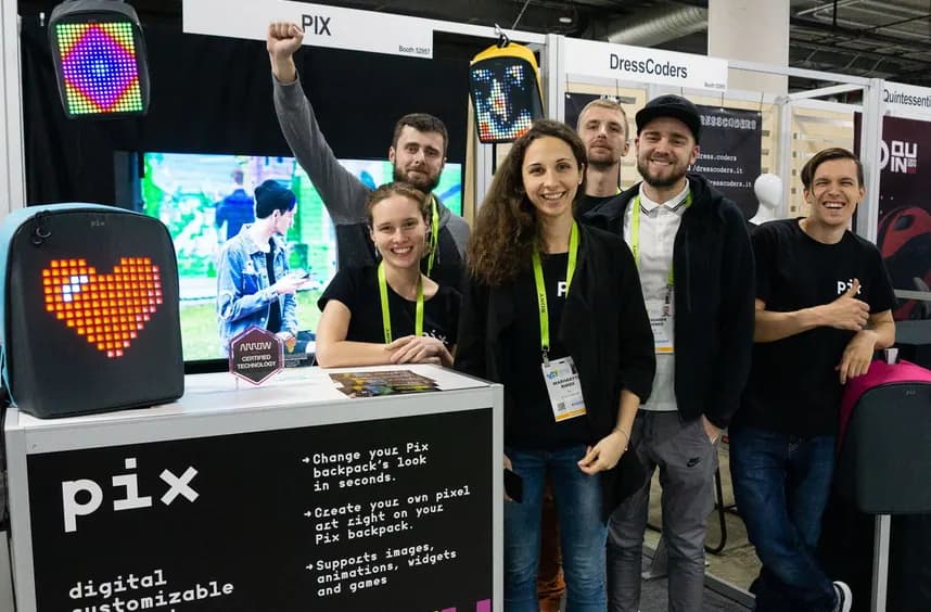 Український Pix продавав рюкзаки з екранами у 60 країнах, а тепер закривається.
