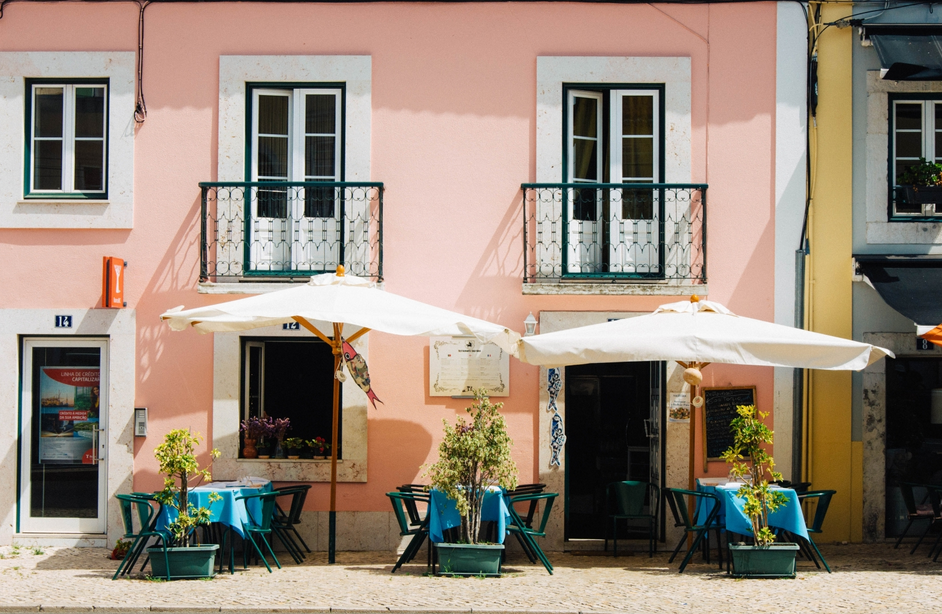 «Для тих, у кого вже є гроші». Українські стартапери та криптоентузіасти переїжджають до Португалії.